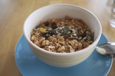 Kahvaltıda granola ile yoğurt