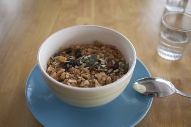 Kahvaltıda granola ile yoğurt