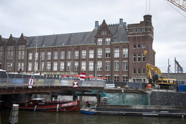 Amsterdam, Hollanda - 17 Mayıs 2018: Amsterdam'da Centraal istasyonu yakınında bina