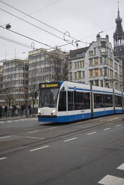 Amsterdam, Hollanda - 22 Şubat 2019: Amsterdam caddesinde tramvay