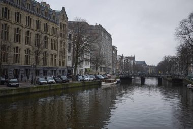 Amsterdam, Hollanda - 22 Şubat 2019: Bir kanalın üzerindeki köprü nün görünümü 