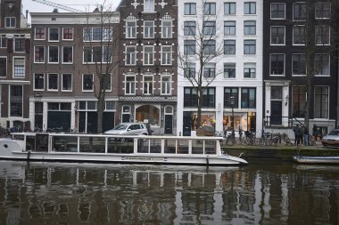 Amsterdam, Hollanda - 22 Şubat 2019: Singel caddesinde bir kanalın görünümü
