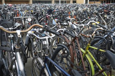Eindhoven, Hollanda - 16 Mayıs 2018 : Tren istasyonunun yakınında bisiklet park etme