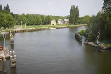 Hollanda - 16 Mayıs 2018 : Eindhoven'dan Amsterdam'a trian pencereyle Hollanda kırsalının görünümü