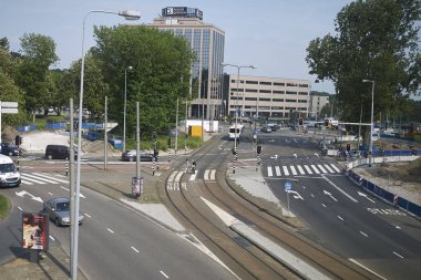 Hollanda - 16 Mayıs 2018 : Eindhoven'dan Amsterdam'a trian pencereyle Hollanda kırsalının görünümü