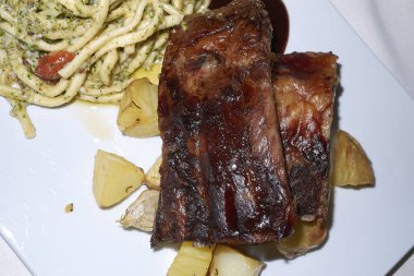 Patates ve trofie makarna ile karamelize domuz kaburga