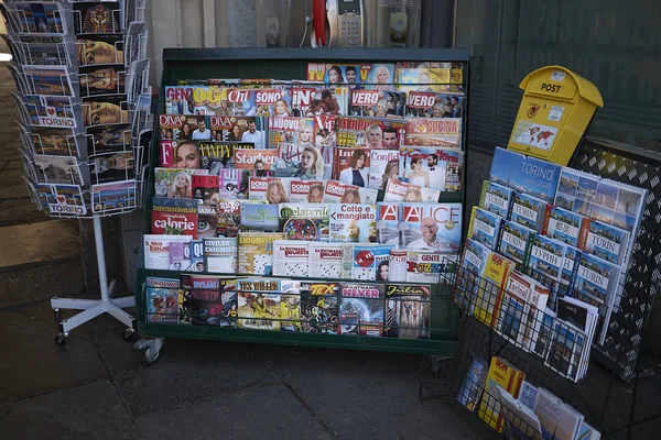 Torino, İtalya - 13 Haziran 2019 : Piazza Castello'da satılan İtalyan dergileri ve Torino hediyelik eşyaları
