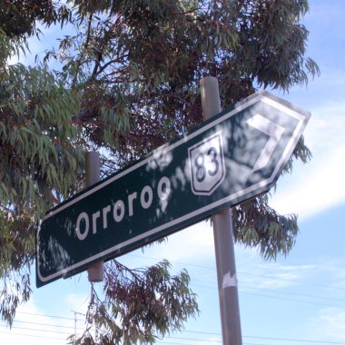 ORROROO Town, Avustralya-Şubat 08, 2002: yol işareti