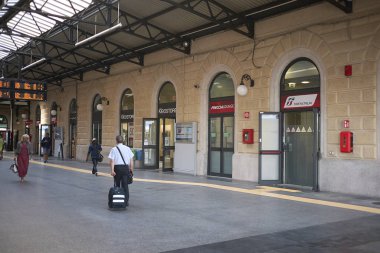 Bologna, Italya-30 Ağustos 2018: Bologna ana tren istasyonu