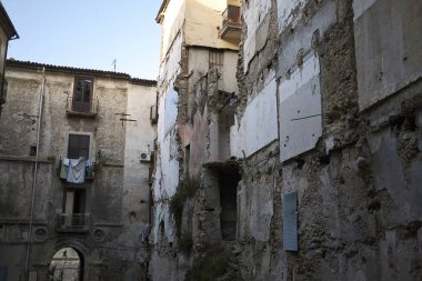 Cosenza, Italya-12 Haziran 2018: daraltılmış bina eski Cosenza (Cosenza Vecchia)