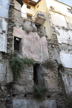Cosenza, Italya-12 Haziran 2018: daraltılmış bina eski Cosenza (Cosenza Vecchia)