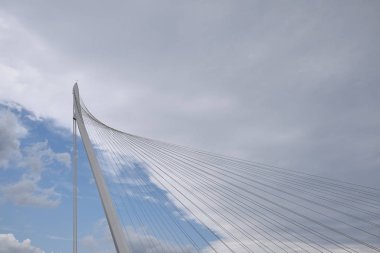 Cosenza, Italya-13 Haziran 2018: Cosenza 'da Santiago Calatrava Köprüsü