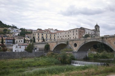 Cosenza, Italya-13 Haziran 2018: Cosenza 'daki Alarico Köprüsü 'nün ve arka planda eski kent 'in görünümü