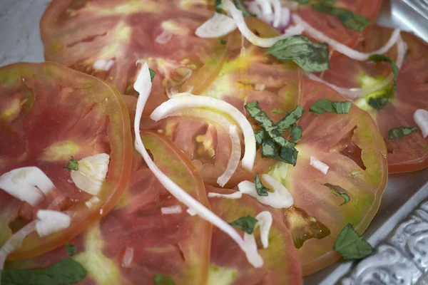 바질과 양파를 곁들인 토마토 슬라이스 — 스톡 사진