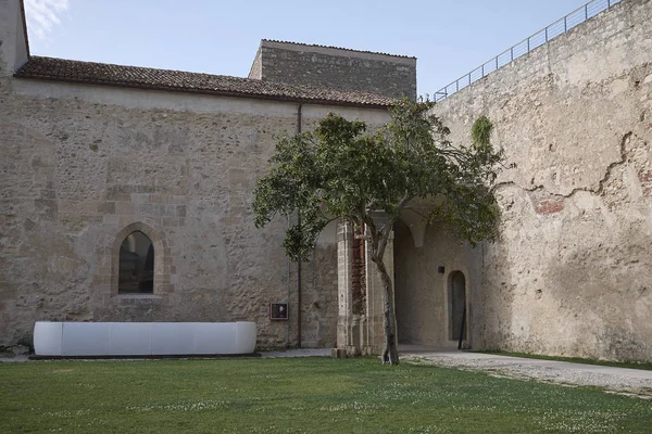 Cosenza, Italya-12 Haziran 2018: Normanno-Svevo Şatosu görünümü