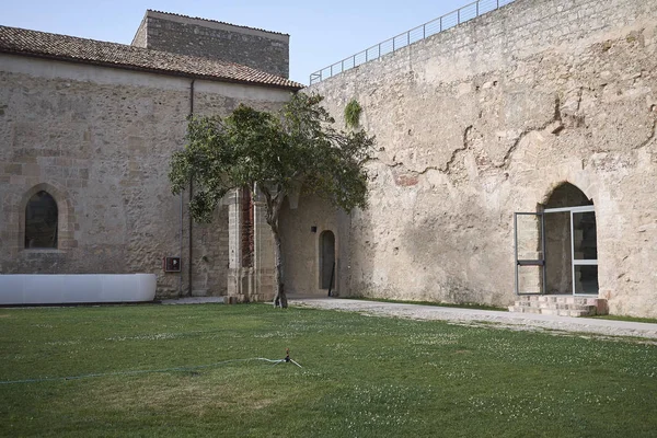 Cosenza, Italya-12 Haziran 2018: Normanno-Svevo Şatosu görünümü