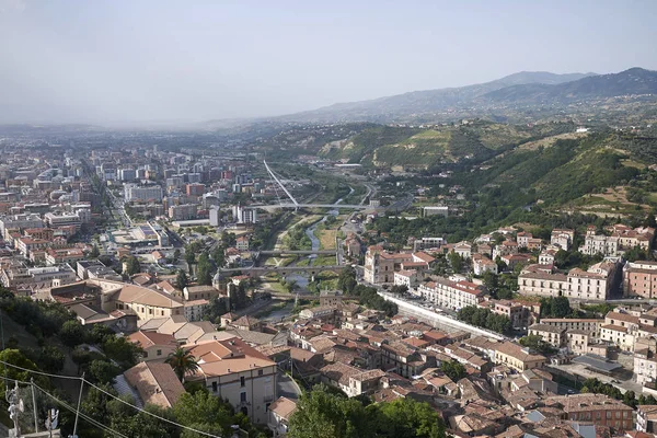 Cosenza, Italya-12 Haziran 2018: Normanno-Svevo Kalesi 'nden Cosenza 'nın görünümü