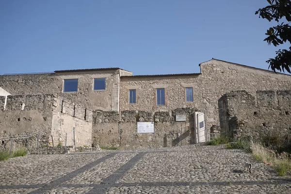 Cosenza, Italya-12 Haziran 2018: Normanno-Svevo Şatosu görünümü