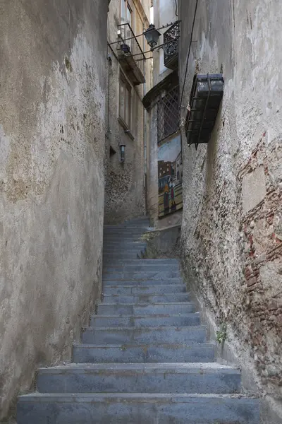 Cosenza, Italya-12 Haziran 2018: eski Cosenza 'da Salita Liceo 'nun görünümü (Cosenza Vecchia)