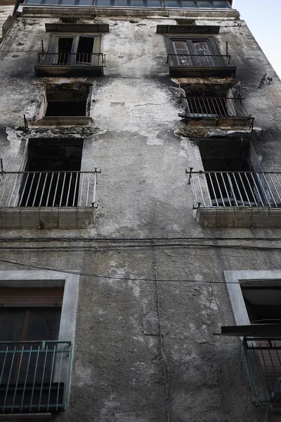 Cosenza, Italya-12 Haziran 2018: eski Cosenza 'da bir yangından sonra bina