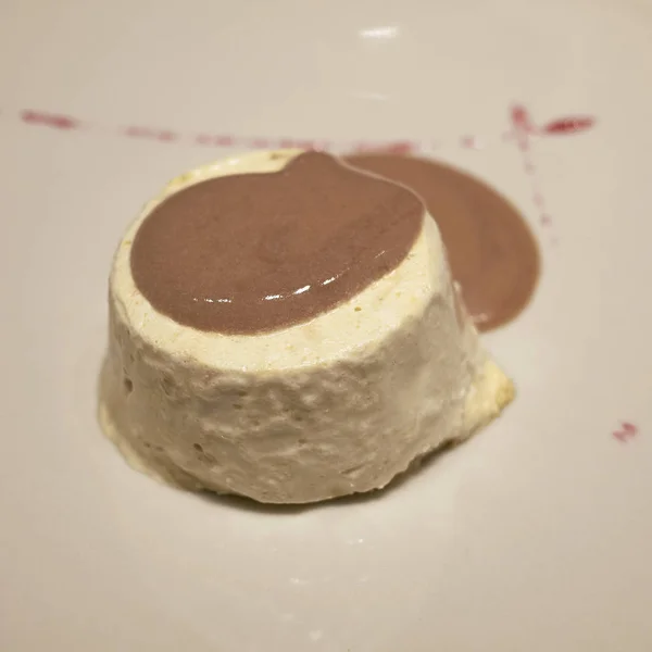 Lakritzparfait Mit Schokoladensauce — Stockfoto