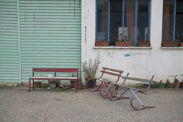 Cosenza, Italya-13 Haziran 2018: terk edilmiş sandalyeler ve banklar