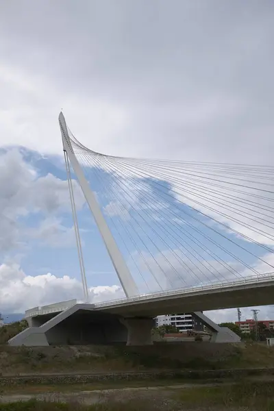 Cosenza, Italya-13 Haziran 2018: Cosenza 'da Santiago Calatrava Köprüsü