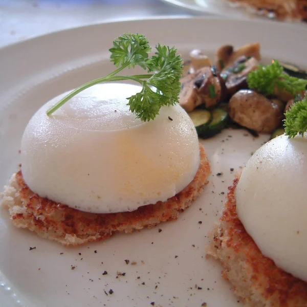 Mantar Tost Ekmek Ile Kızarmış Yumurta — Stok fotoğraf