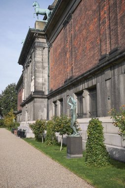 Kopenhag, Danimarka - 09 Ekim 2018: Ny Carlsberg Glyptotek arka bahçe manzarası