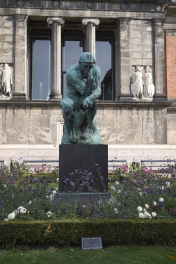 Kopenhag, Danimarka - 09 Ekim 2018: Ny Carlsberg Glyptotek'in arka bahçesindeAuguste Rodin heykelinin görünümü