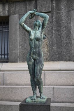 Kopenhag, Danimarka - 09 Ekim 2018: Ny Carlsberg Glyptotek'in arka bahçesindeki heykeli görüntüleyin 