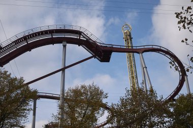 Kopenhag, Danimarka - 09 Ekim 2018 : Tivoli bahçesinde Rutschebanen lunapark treni ve Vertigo cazibe görünümü