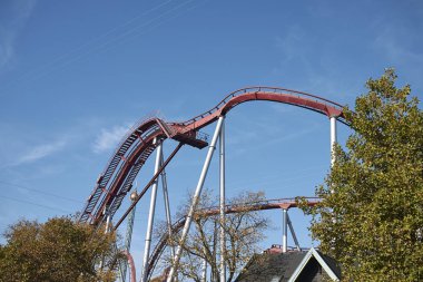 Kopenhag, Danimarka - 09 Ekim 2018 : Tivoli bahçesinde Rutschebanen lunapark treni cazibe görünümü