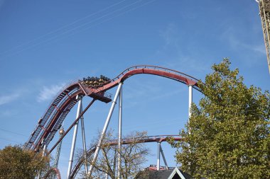 Kopenhag, Danimarka - 09 Ekim 2018 : Tivoli bahçesinde Rutschebanen lunapark treni cazibe görünümü