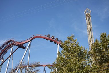 Kopenhag, Danimarka - 09 Ekim 2018 : Tivoli bahçesinde Rutschebanen lunapark treni ve Vertigo cazibe görünümü