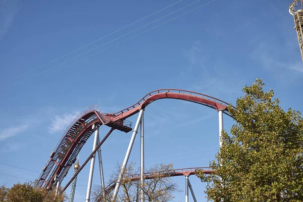 Kopenhag, Danimarka - 09 Ekim 2018 : Tivoli bahçesinde Rutschebanen lunapark treni cazibe görünümü