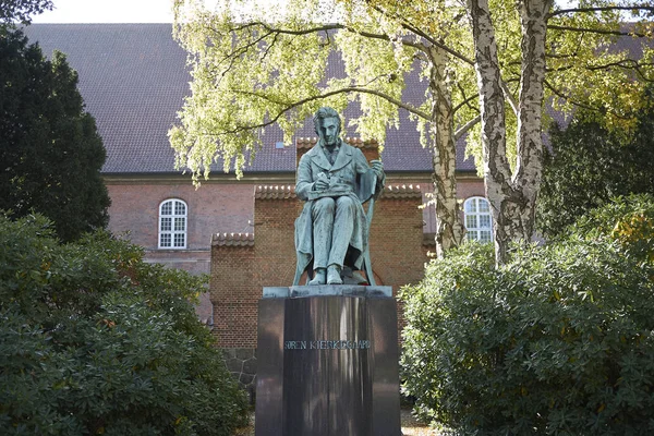 Kopenhag, Danimarka - 10 Ekim 2018:Biblioteks'te Soren Kierkegaard heykelinin görünümü