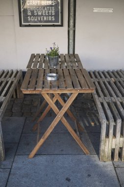 Kopenhag, Danimarka - 10 Ekim 2018: Boş bir restoran masasının görünümü