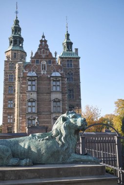 Kopenhag, Danimarka - 10 Ekim 2018 : Rosenborg Kalesi önünde Aslan heykeli manzarası