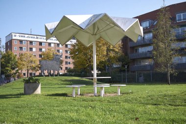 Kopenhag, Danimarka - 11 Ekim 2018 : Superkilen parkının manzarası, Ermeni piknik masası