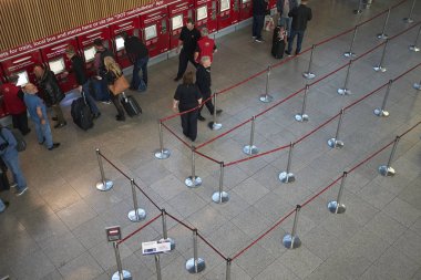 Kopenhag, Danimarka - 11 Ekim 2018 : Kopenhag havaalanında yer altı ve tren biletleri sayacının görünümü