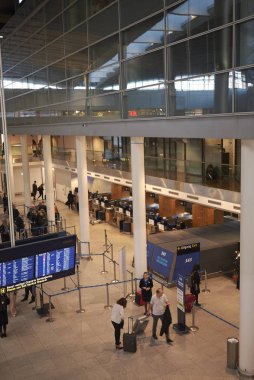 Kopenhag, Danimarka - 11 Ekim 2018 : Kopenhag havaalanındaki yolcular