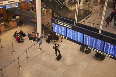 Kopenhag, Danimarka - 11 Ekim 2018 : Kopenhag havaalanındaki yolcular