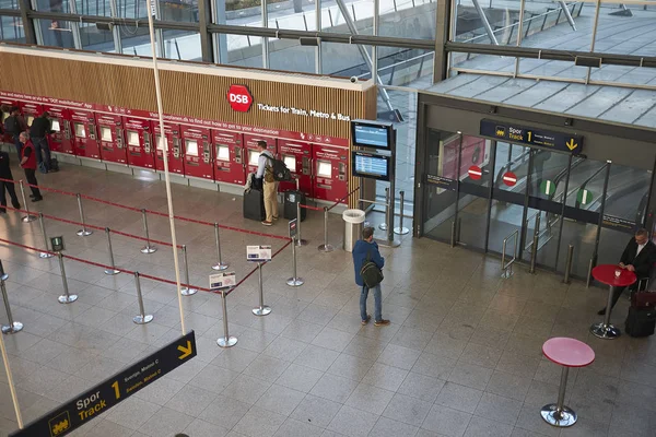 コペンハーゲン デンマーク 10月 2018 コペンハーゲン空港の地下鉄と列車のチケットカウンターの眺め — ストック写真