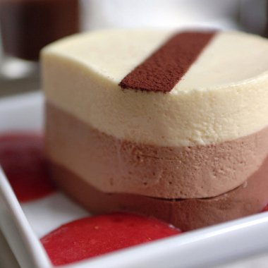 Ahududu soslu kalp şeklinde dondurulmuş kek