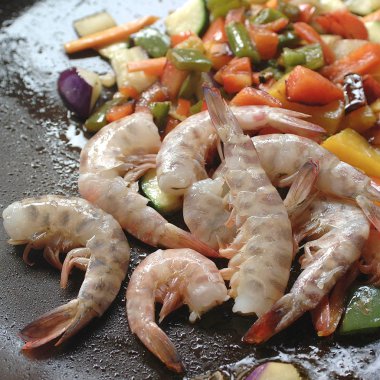 Sebze ile kızartma karides karıştırın