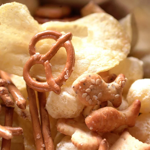 Çeşitli tuzlu mezeler yakın