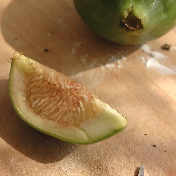 Figues demi-coupées sur une table en bois — Photo