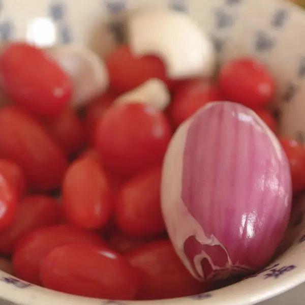 Rote Zwiebeln und Kirschtomaten — Stockfoto