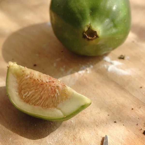 Halb geschnittene Feigen auf einem Holztisch — Stockfoto